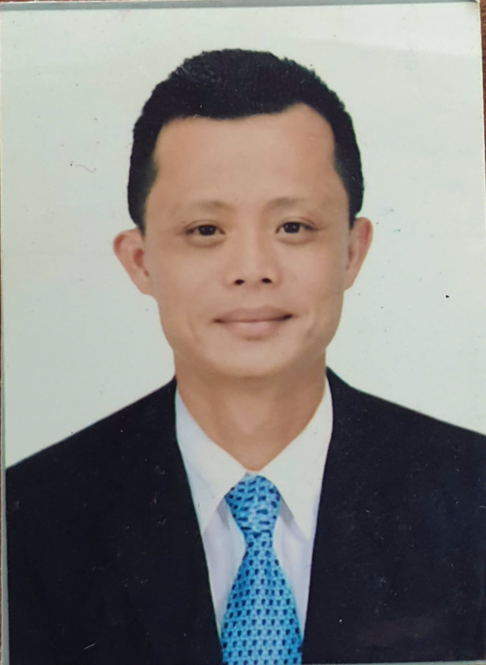 A person in a suit and tie Description automatically generated