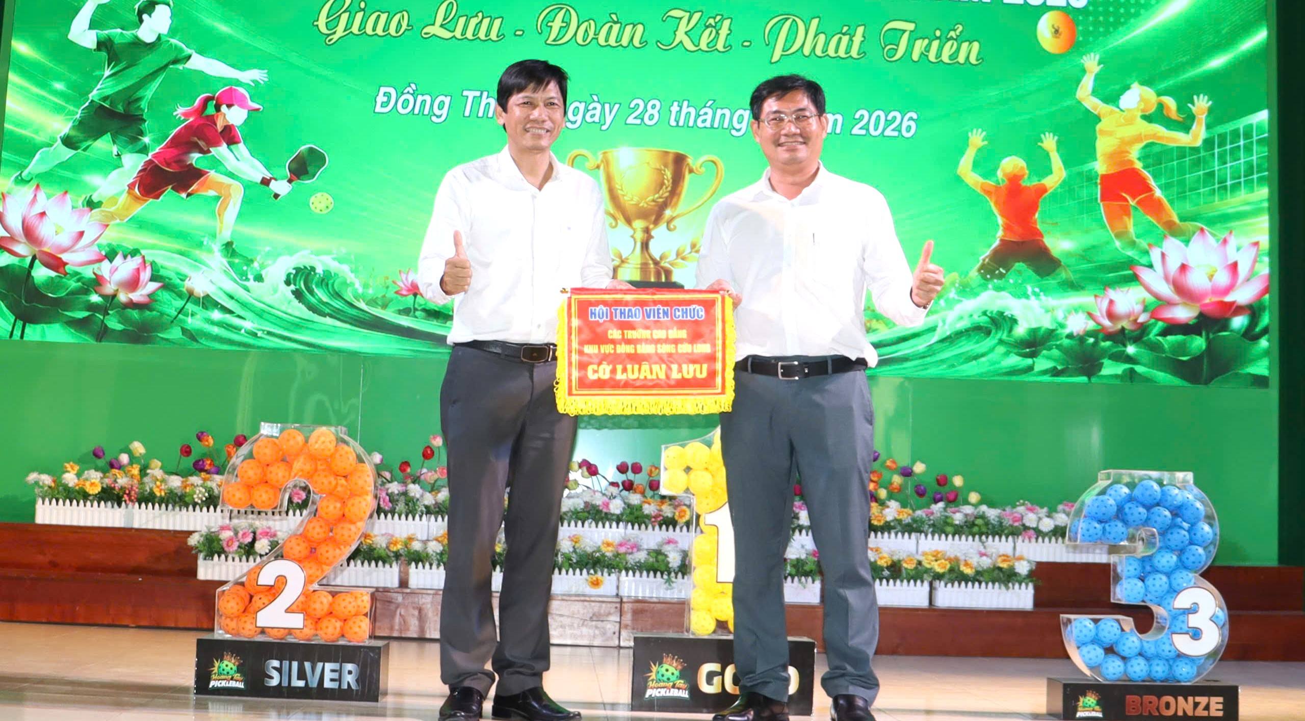 Trường Cao đẳng nghề An Giang nhận cờ luân lưu đăng cai Hội thao năm 2027