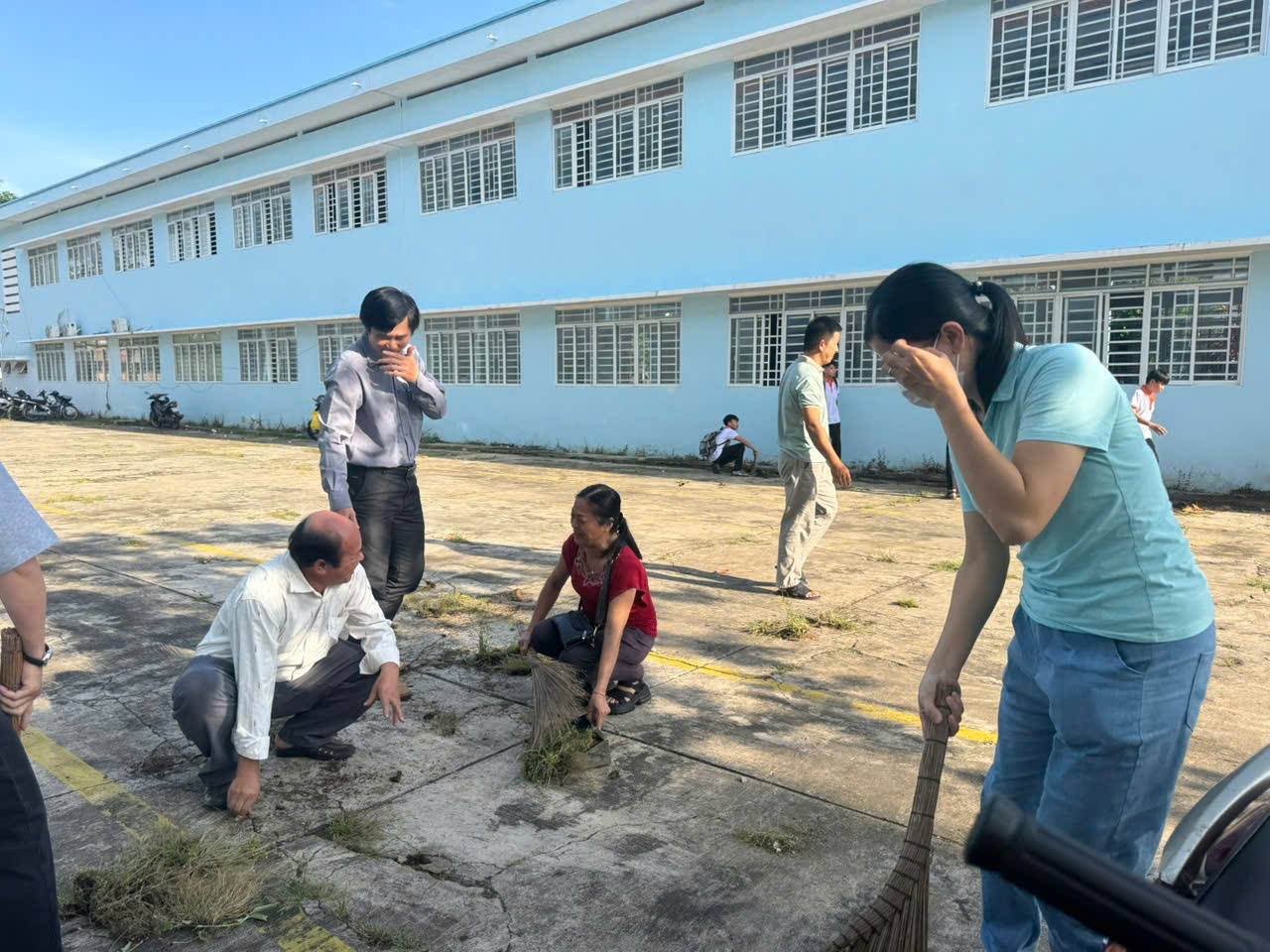 Giảng viên Khoa Công nghệ thông tin - Trường Cao đẳng nghề An Giang ra quân vệ sinh cảnh quan trước dãy B