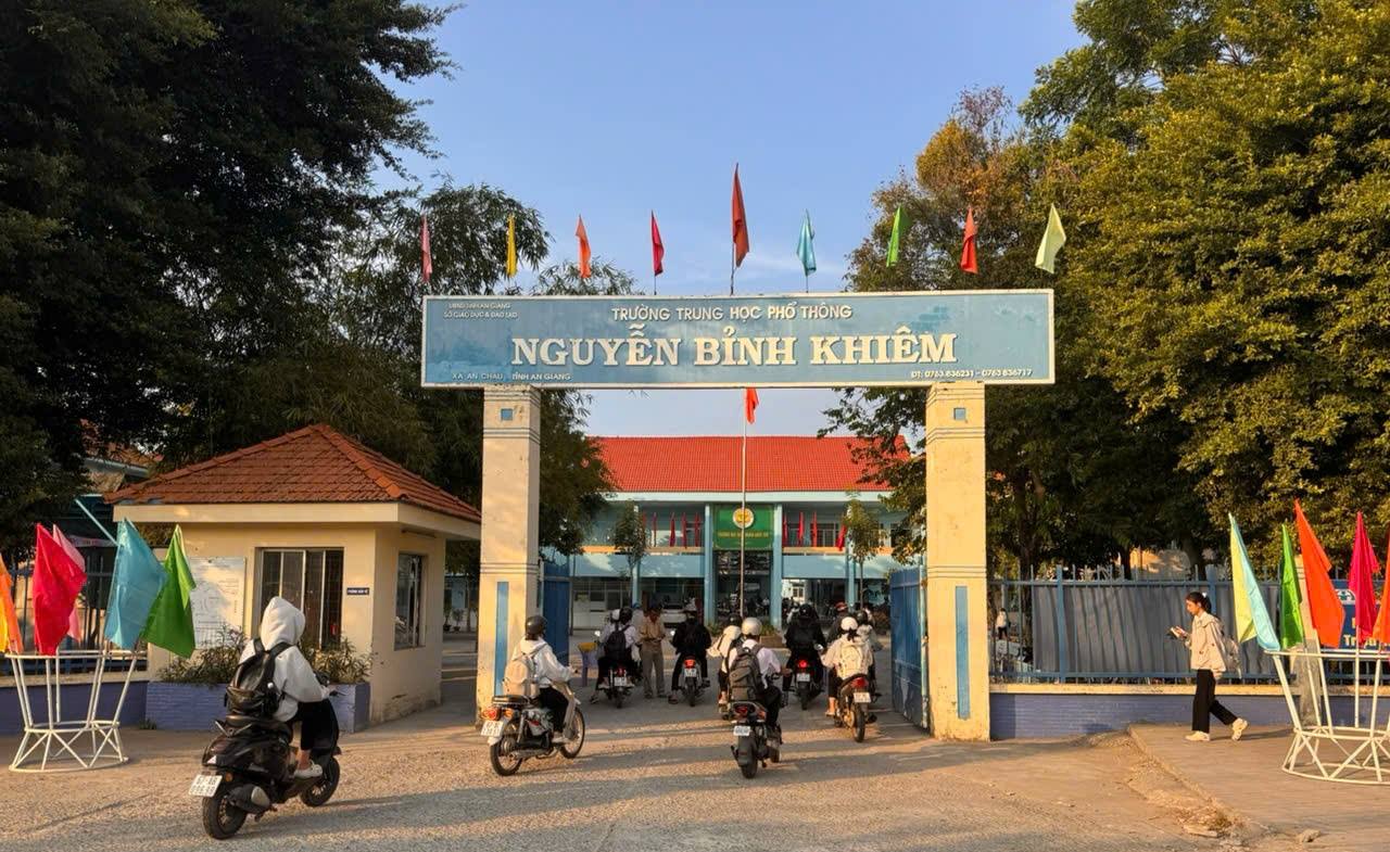 Khoa Công nghệ thông tin - Trương Cao đẳng nghề An Giang tham gia tư vấn tuyển sinh, định hướng nghề nghiệp tương lai hơn 650 học sinh Trường THPT Nguyễn Bỉnh Khiêm