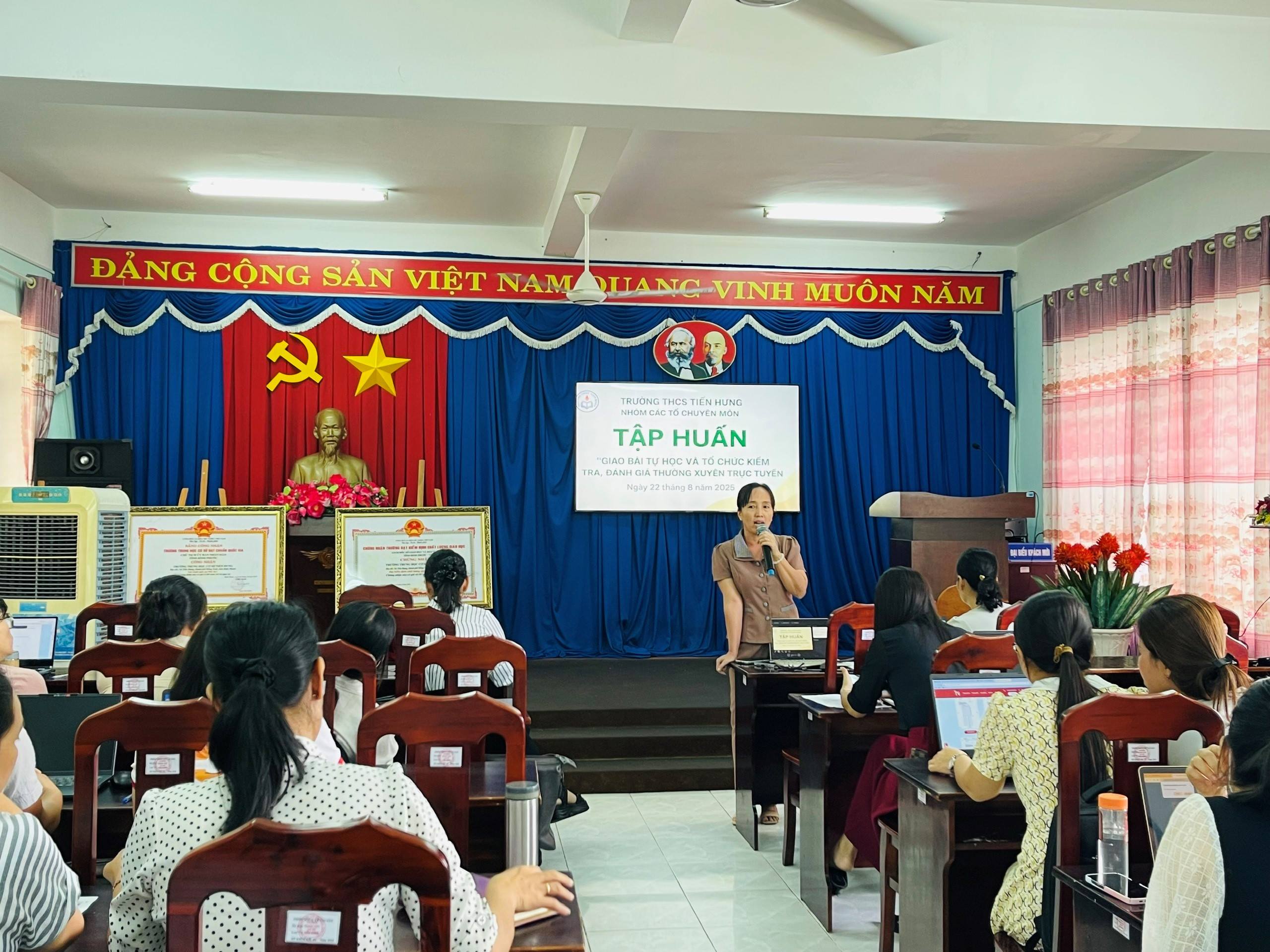 TRƯỜNG THCS TIẾN HƯNG TẬP HUẤN SỬ DỤNG AI TRONG GIẢNG DẠY