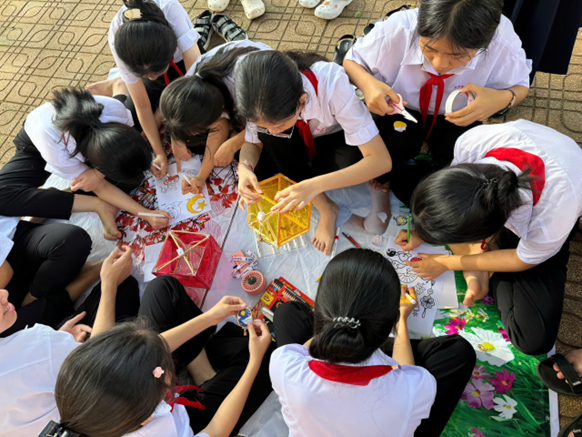 TRƯỜNG THCS TIẾN HƯNG TỔ CHỨC HOẠT ĐỘNG STEM VỚI CHỦ ĐỀ “LỒNG ĐÈN CHO EM – NGHỆ THUẬT VÀ HÌNH HỌC”