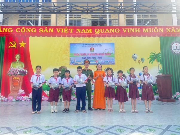 TRƯỜNG TIỂU HỌC TÂN THIỆN TỔ CHỨC TUYÊN TRUYỀN VÀ GIAO LƯU TÌM HIỂU LUẬT AN TOÀN GIAO THÔNG