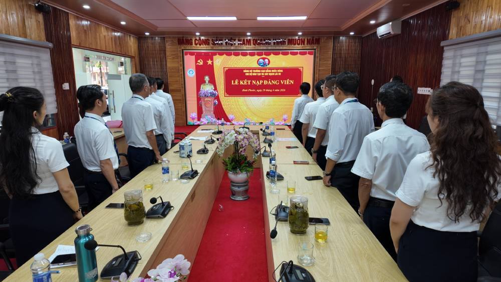 Trường Cao đẳng Miền Đông tổ chức Lễ kết nạp Đảng viên mới