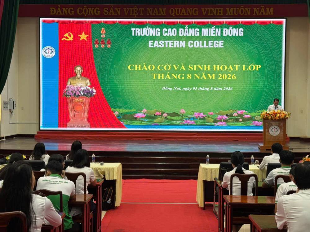 TRƯỜNG CAO ĐẲNG MIỀN ĐÔNG TỔ CHỨC CHÀO CỜ VÀ SINH HOẠT ĐẦU THÁNG 8, KHỞI ĐỘNG NĂM HỌC MỚI 2026 - 2027
