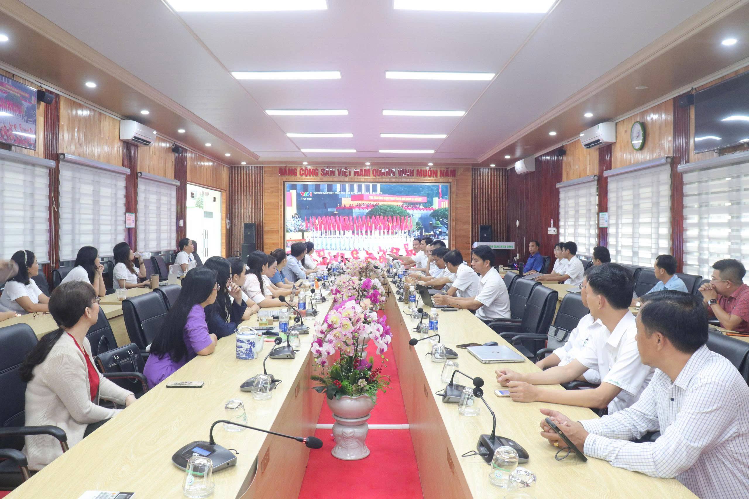 TRƯỜNG CAO ĐẲNG MIỀN ĐÔNG THAM GIA HỘI NGHỊ TOÀN QUỐC NGHIÊN CỨU, HỌC TẬP, QUÁN TRIỆT VÀ TRIỂN KHAI THỰC HIỆN MỘT SỐ NGHỊ QUYẾT, CHỈ THỊ CỦA BỘ CHÍNH TRỊ