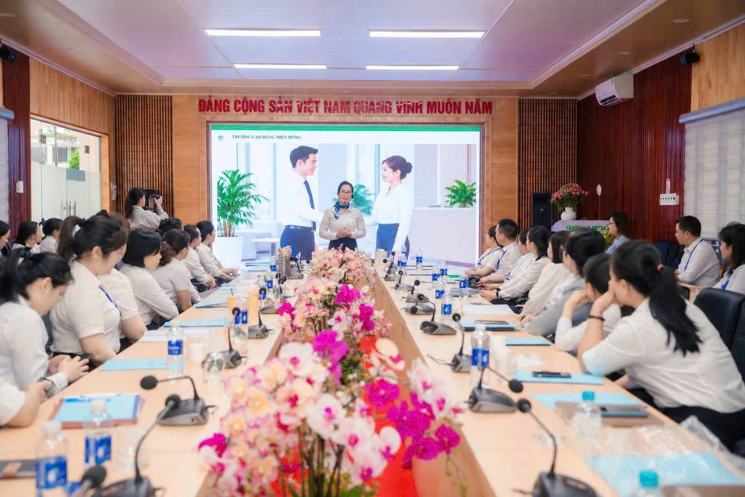 BẾ GIẢNG LỚP “NGHI THỨC, PHONG THÁI VÀ NGHIỆP VỤ LỄ TÂN CHUYÊN NGHIỆP TRONG THỜI ĐẠI SỐ”