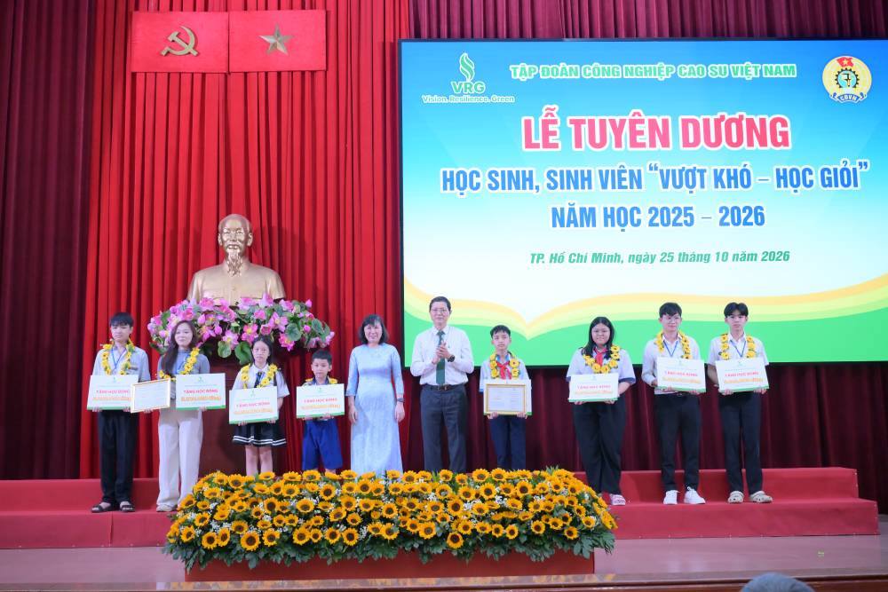4 học sinh, sinh viên là con cán bộ, viên chức Trường Cao đẳng Miền Đông được tuyên dương vì thành tích xuất sắc trong học tập cấp Tập đoàn