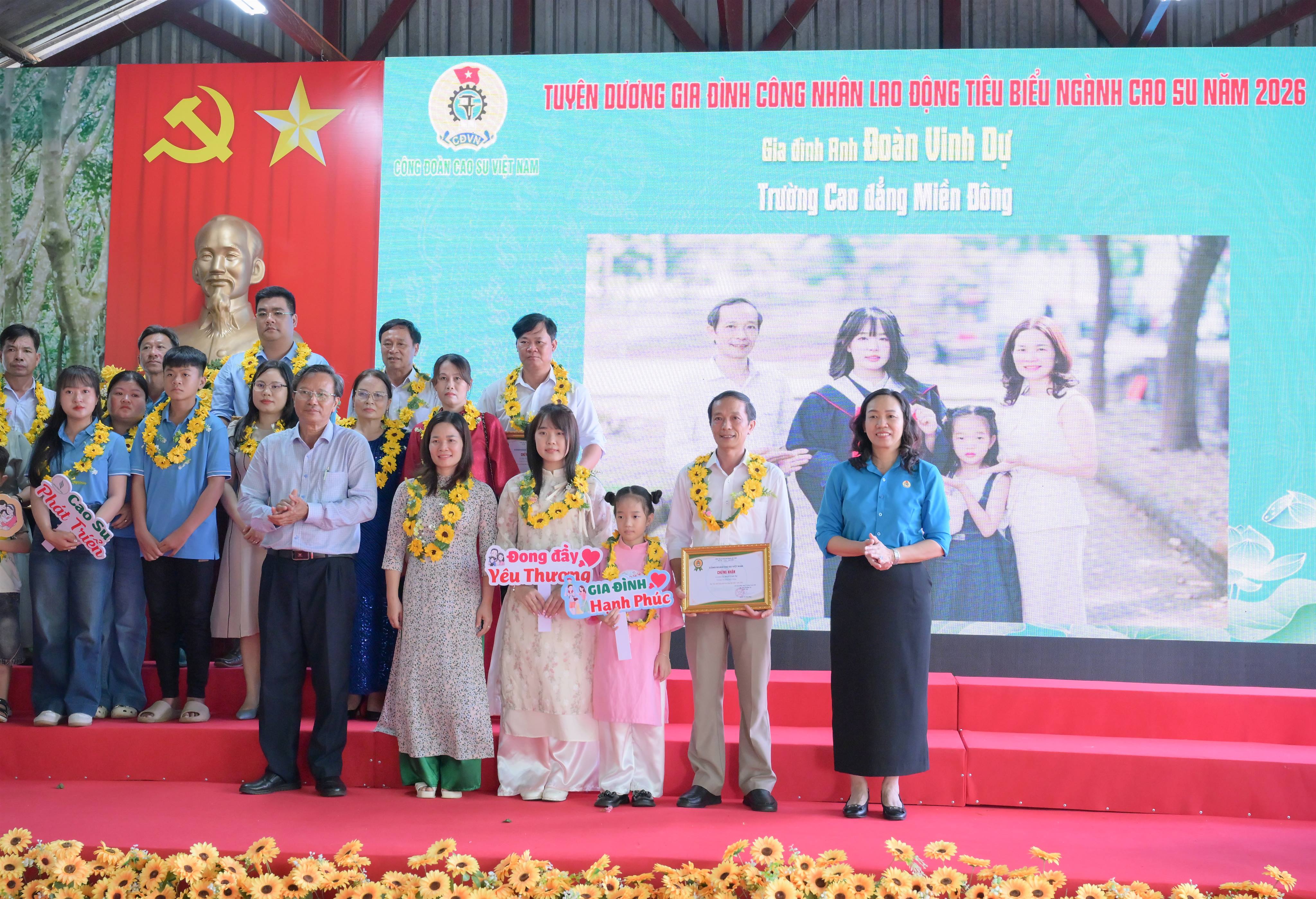 Gia đình thầy Đoàn Vinh Dự - cô Nguyễn Thị Thương được tuyên dương Gia đình Công nhân lao động tiêu biểu ngành Cao su năm 2026