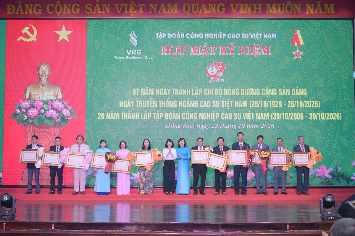 TỰ HÀO CAO ĐẲNG MIỀN ĐÔNG: CÔ NGÔ THỊ HỒNG DUNG VINH DỰ ĐÓN NHẬN BẰNG KHEN CỦA THỦ TƯỚNG CHÍNH PHỦ