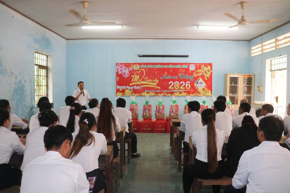 TRƯỜNG CAO ĐẲNG MIỀN ĐÔNG  CHĂM LO TẾT CHO NGƯỜI LAO ĐỘNG