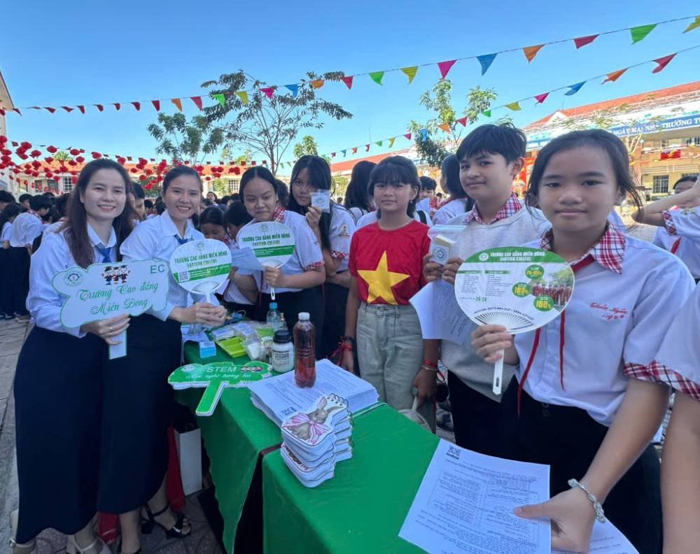 KHÁM PHÁ STEM – TRẢI NGHIỆM CÔNG NGHỆ TƯƠNG LAI CÙNG TRƯỜNG CAO ĐẲNG MIỀN ĐÔNG TẠI THCS TÂN XUÂN