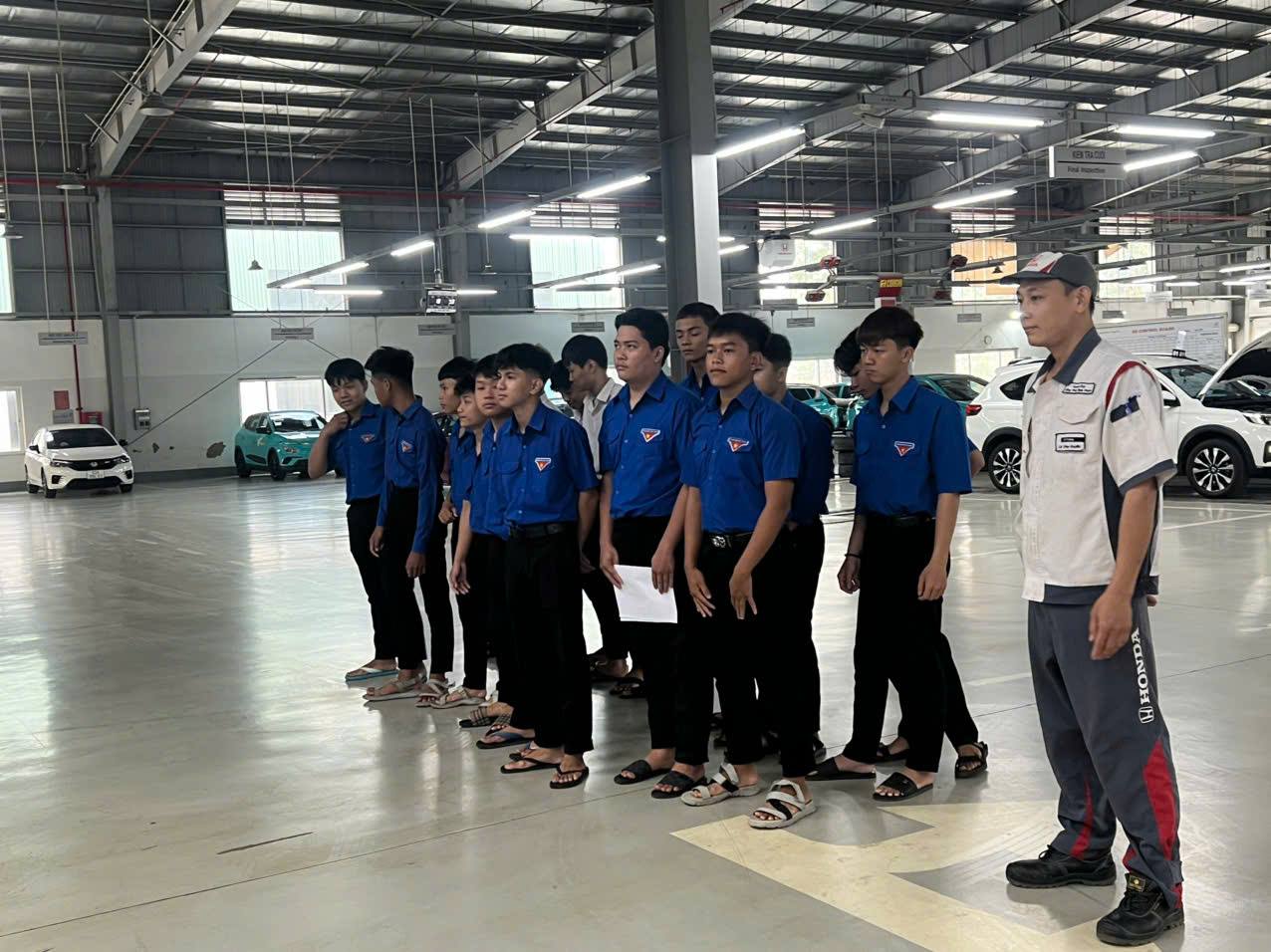 Học sinh, sinh viên ngành Công nghệ ô tô Trường Cao đẳng Miền Đông trải nghiệm thực tế tại VinFast và Honda Bình Phước