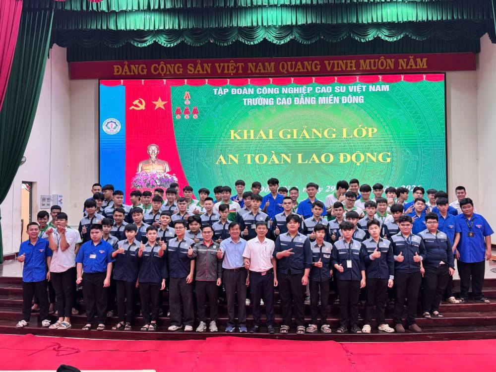 Trang bị kỹ năng an toàn trước khi vào doanh nghiệp: Khoa Kỹ thuật Công nghệ huấn luyện ATVSLĐ cho HSSV