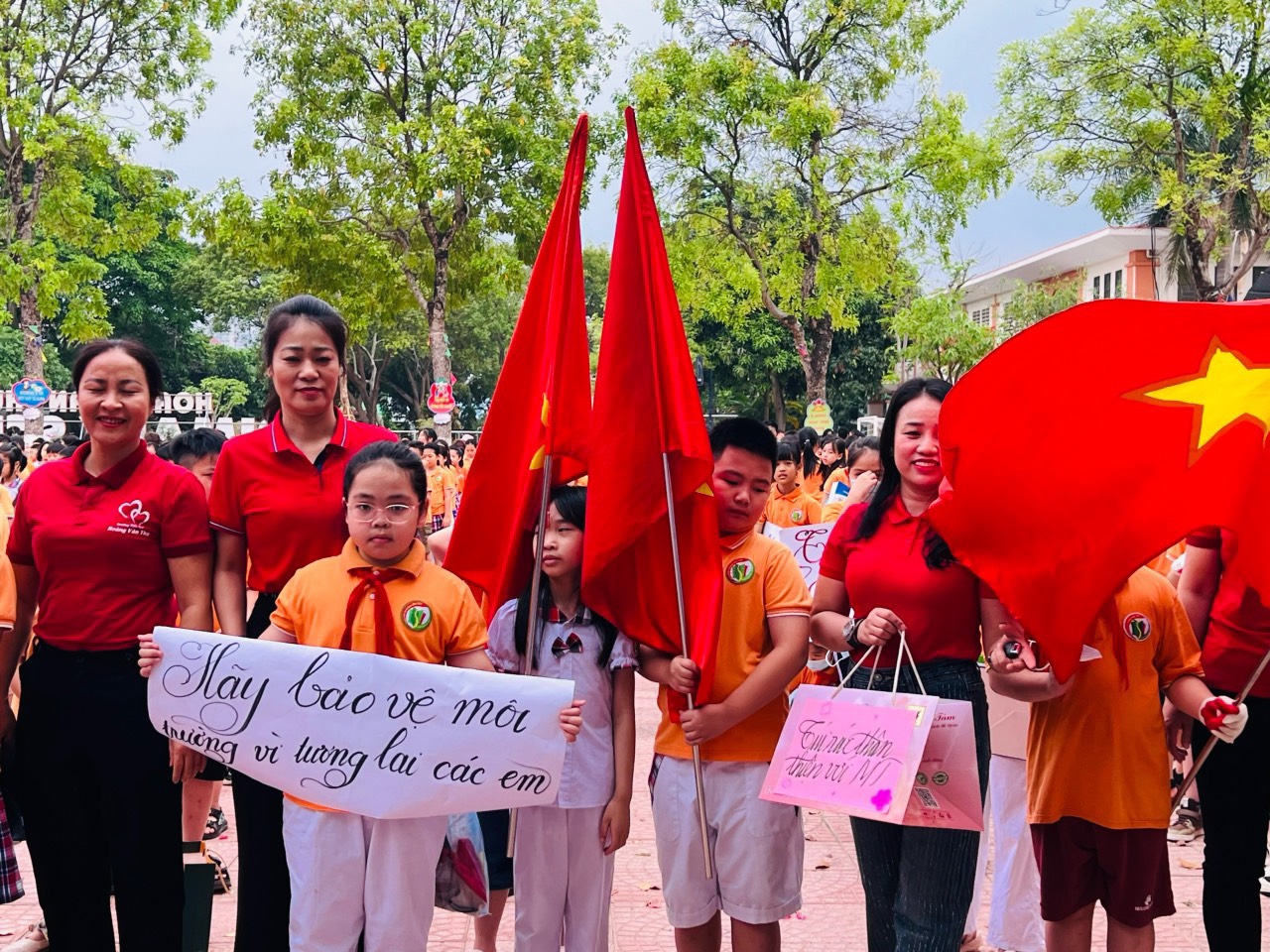ẢNH VỆ SINH LỚP HỌC, SÂN TRƯỜNG