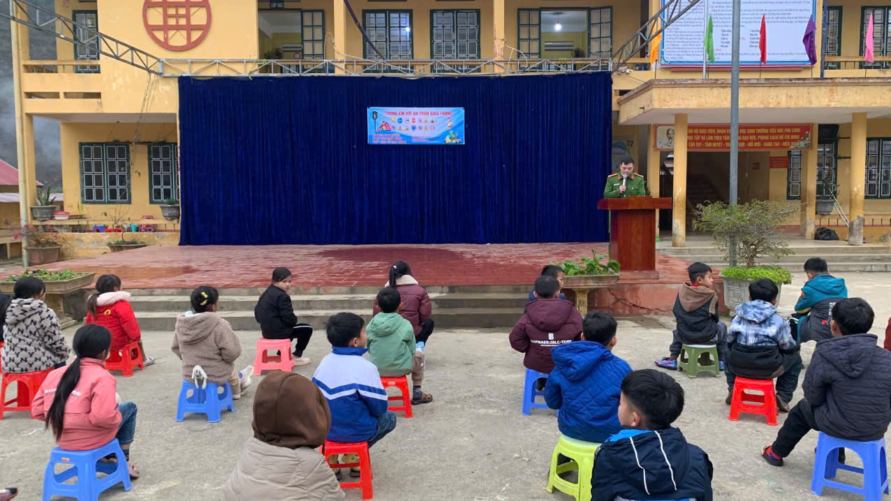 Sáng ngày 6 tháng 01 năm 2025 Công an xã Pha Long phối hợp với Trường tiểu học Pha Long đã tổ chức Tuyên truyền bảo đảm trật tự, an toàn phòng, chống tội phạm, vi phạm pháp luật bảo đảm ANTT trước, trong và sau Tết Nguyên đán Ất tỵ năm 2025.