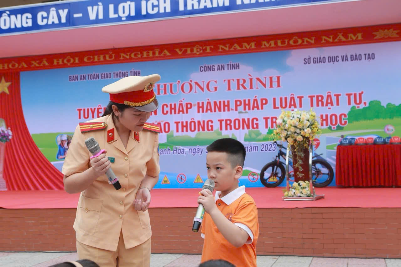 Nâng cao ý thức ATGT cho học sinh: Công an tỉnh Thanh Hóa tuyên truyền luật lệ giao thông tại trường Tiểu học Đông Vệ 2