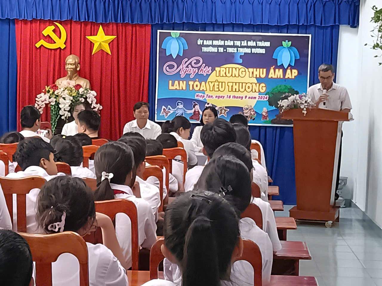 VUI TRUNG THU CÙNG HỌC SINH