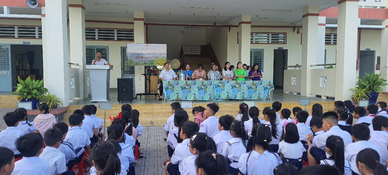 SINH HOẠT ĐẦU TUẦN CÙNG HỌC SINH TRƯỜNG