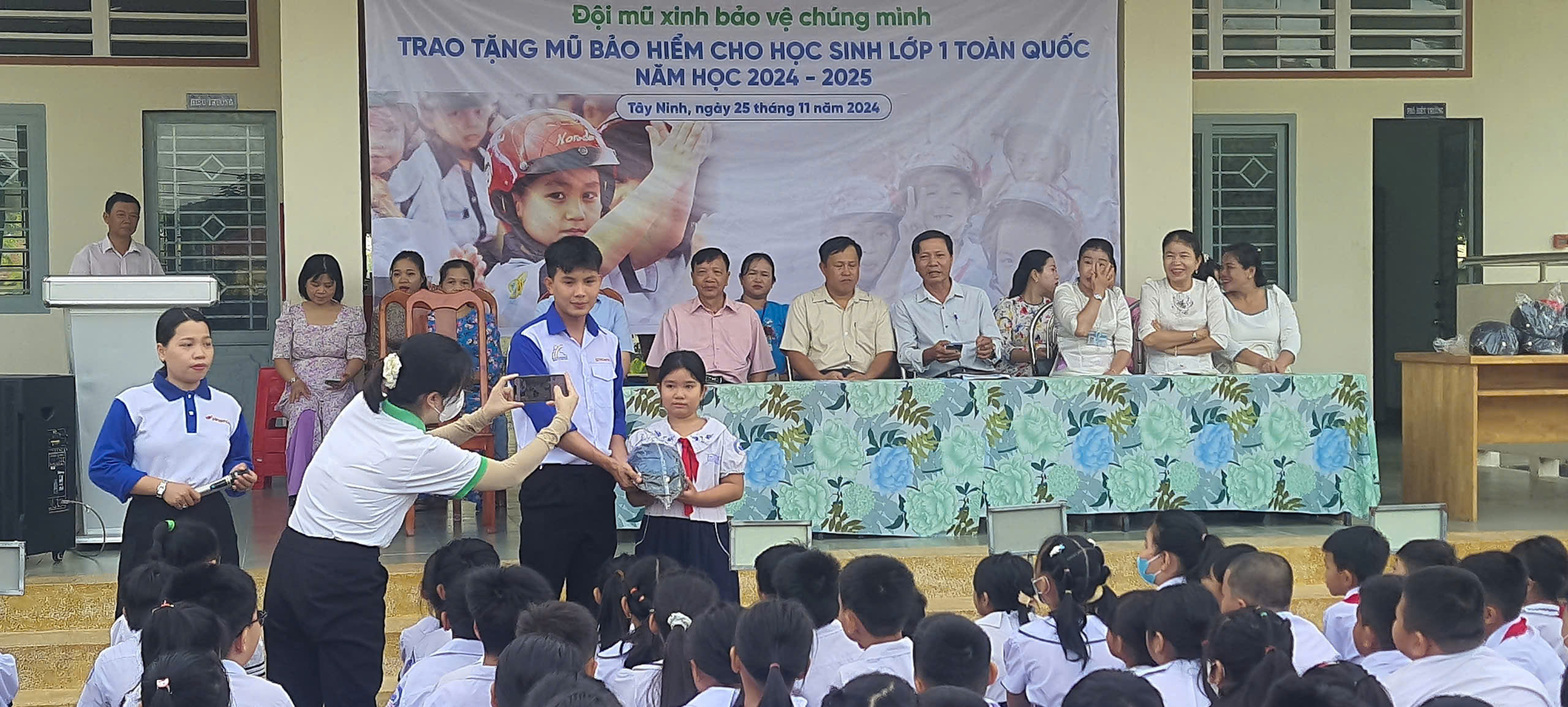 tuyên truyền ATGT và tặng nón bảo hiểm cho học sinh trường