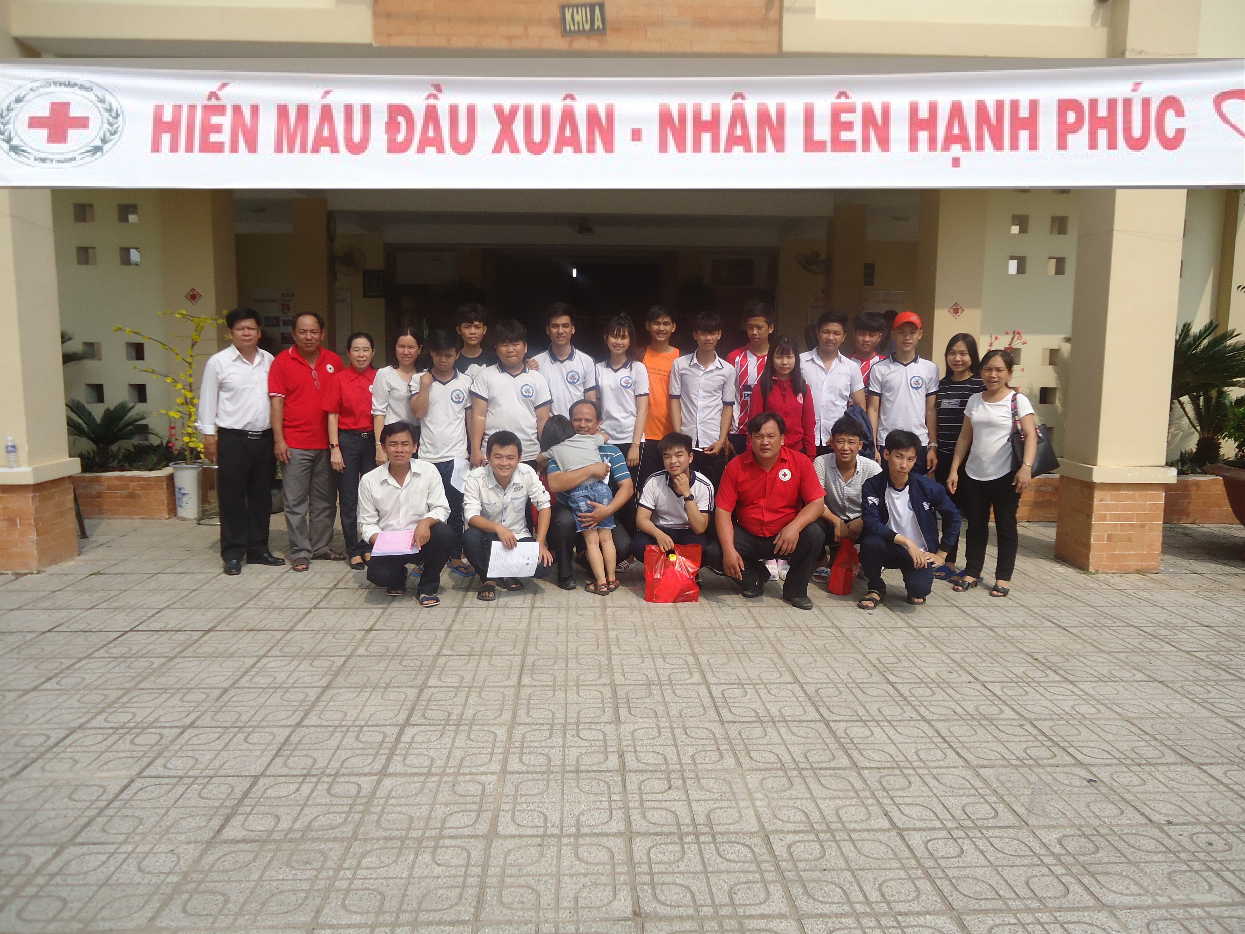 TRƯỜNG THPT NGUYỄN THÁI BÌNH - VỚI PHONG TRÀO HIẾN MÁU TÌNH NGUYỆN