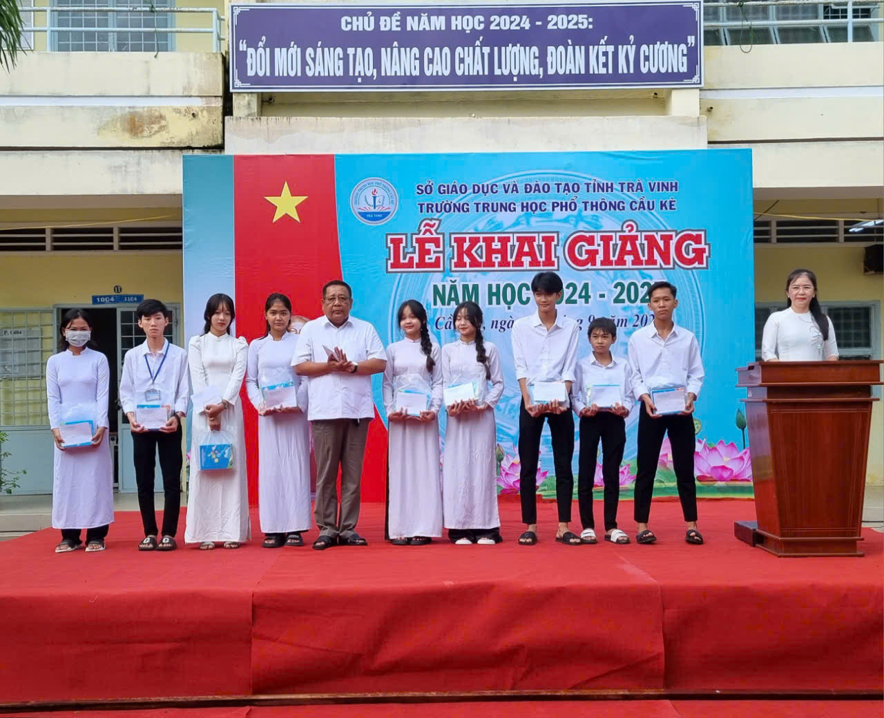 Đ/c Bí thư Huyện ủy trao học bổng cho học sinh  ngày khai giảng 05/9/2024