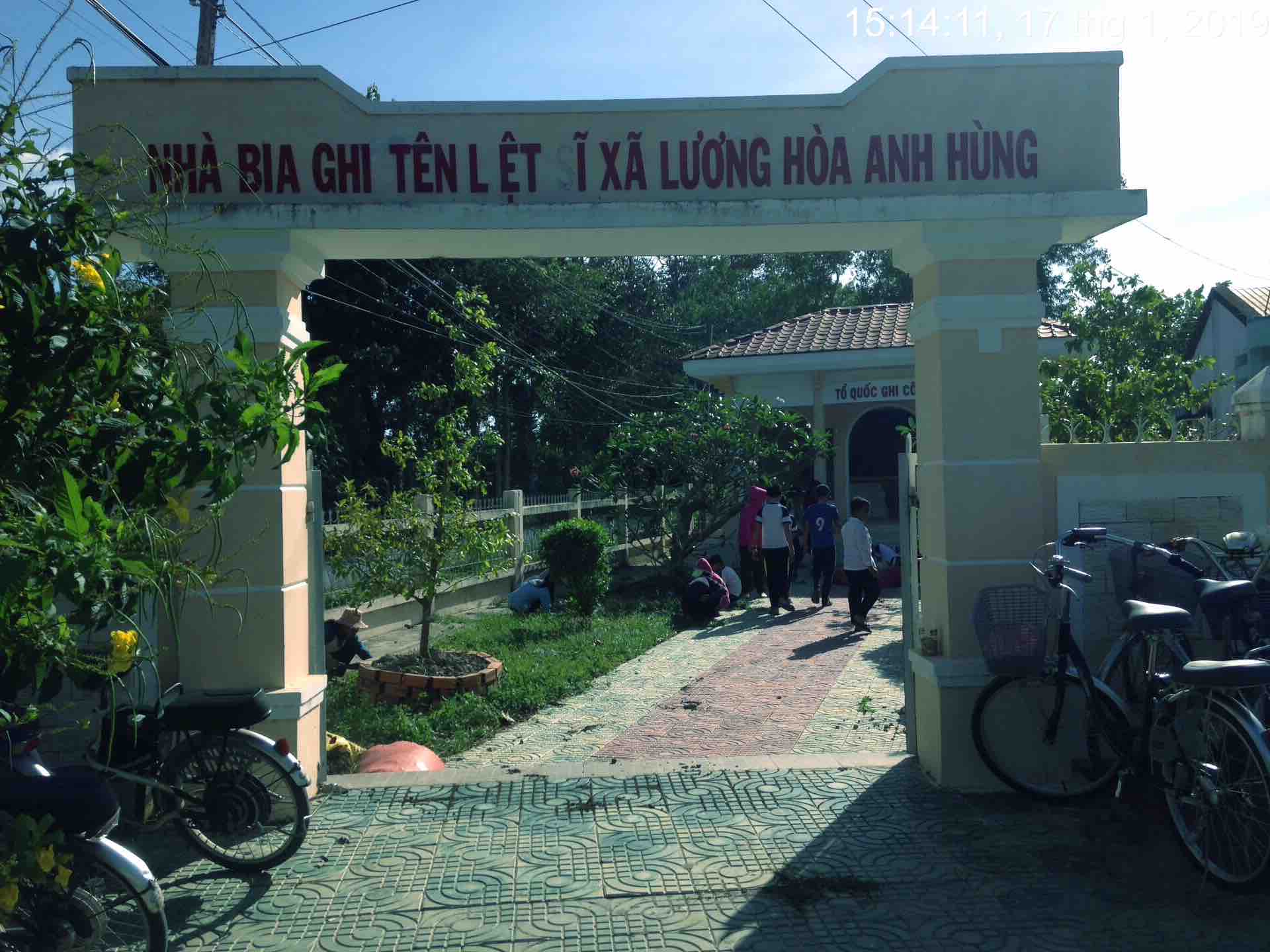 Hoạt động chăm sóc nhà bia các anh hùng liệt sĩ
