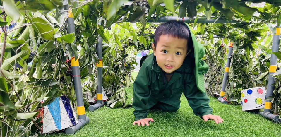 Bé làm chiến sĩ